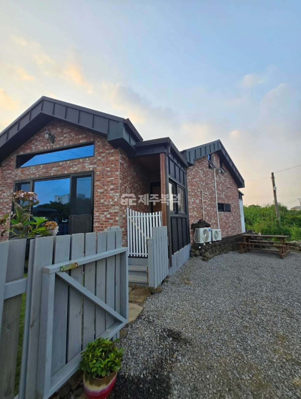 제주 제주시 한경면 고산리 제주 한경면 단독주택 2종일반주거지역 내에 위치 직접 지은 집 매매 매물번호 10050 사진 2